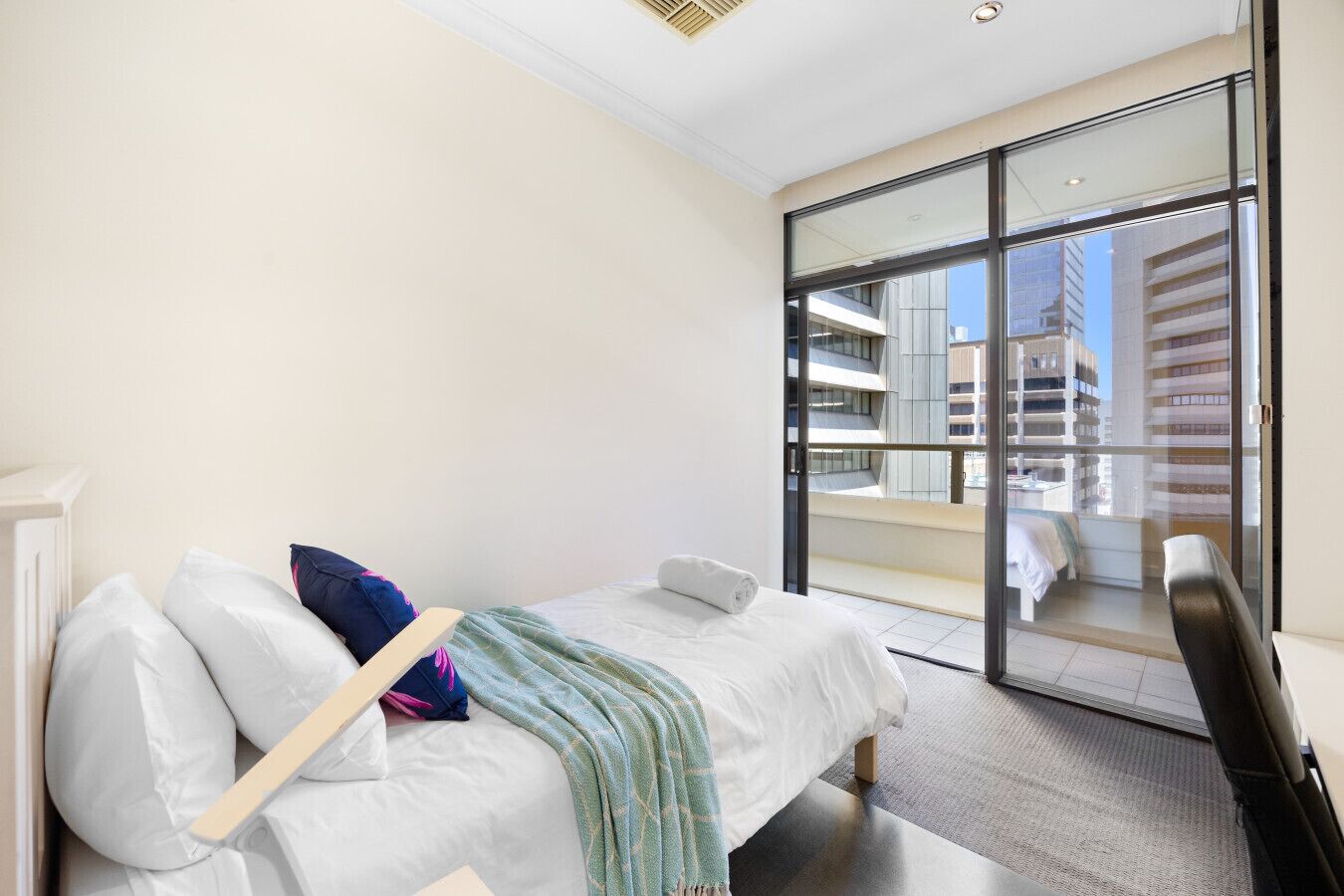 3 slaapkamers, een strijkplank/strijkijzer, wifi, beddengoed