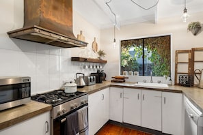 Geladeira, micro-ondas, fogão, cooktop
