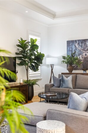 TV - Elk House - 3BR, Dedicated Workspace, Wi-Fi (Unley)