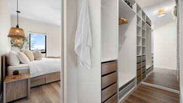 4 bedrooms, desk, iron/ironing board, WiFi