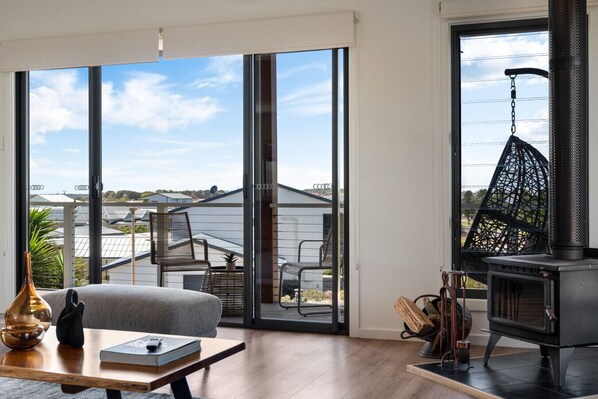 Televisión, chimenea, tenis de mesa y libros 