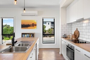 Kjøleskap, mikrob ølgeovn, ovn og kokeplater