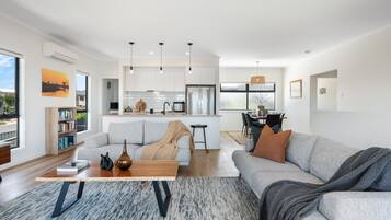 TV, fireplace, ping pong, books