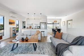 Televisión, chimenea, tenis de mesa y libros 