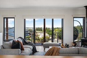 Televisión, chimenea, tenis de mesa y libros 