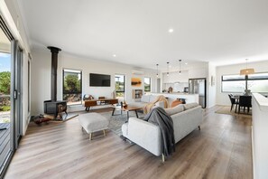 TV, fireplace, ping pong, books