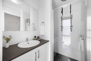 Hair dryer, towels - The Oak Grove - Stylish Retreat between Beach & CBD (Kidman Park)