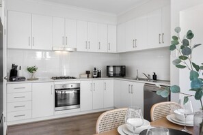 Fridge, microwave, oven, stovetop - The Oak Grove - Dedicated Workspace, WiFi, Parking (Kidman Park)