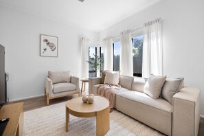 TV - The Oak Grove - Dedicated Workspace, WiFi, Parking (Kidman Park)