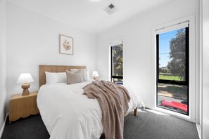 3 bedrooms, iron/ironing board, free WiFi, bed sheets - The Oak Grove - Dedicated Workspace, WiFi, Parking (Kidman Park)