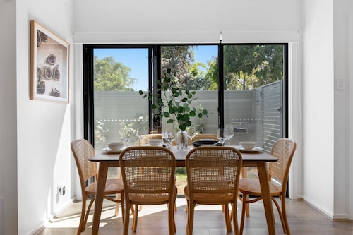 The Oak Grove - Stylish Retreat between Beach & CBD