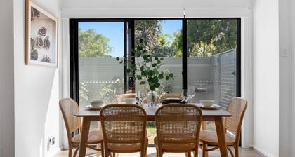 The Oak Grove - Stylish Retreat between Beach & CBD