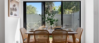 The Oak Grove - Stylish Retreat between Beach & CBD
