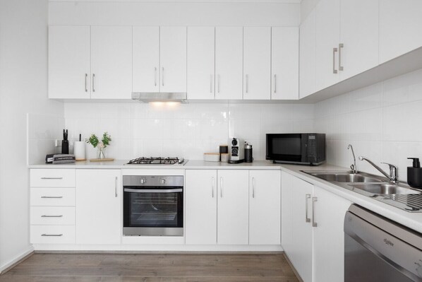 Réfrigérateur, four à micro-ondes, un four, surface de cuisson