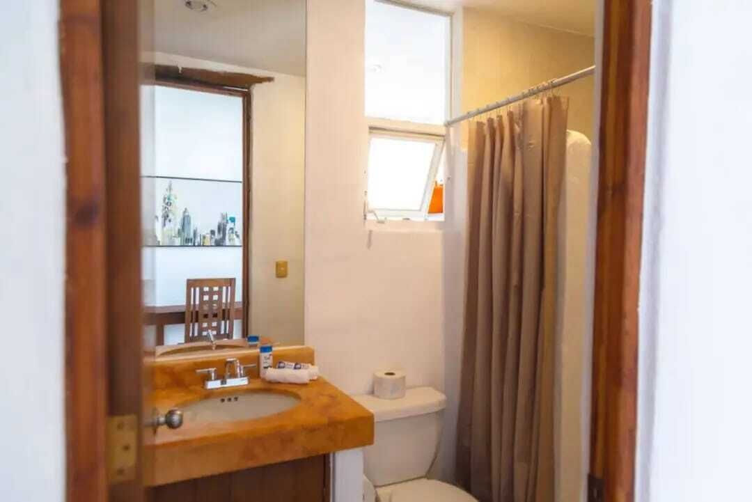 Sèche-cheveux, serviettes fournies, savon, papier toilette