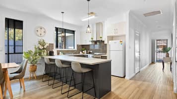 Køleskab, mikrobølgeovn, ovn, kogeplade