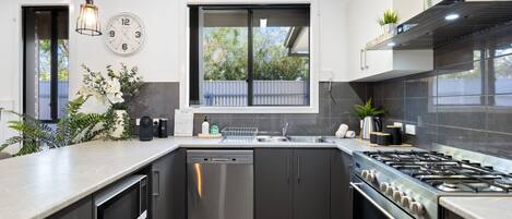 Een koelkast, een magnetron, een oven, een kookplaat