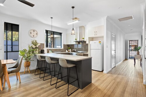 Largs Tides—Modern Stay Between Beach & Dining