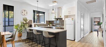 Largs Tides—Modern Stay Between Beach & Dining