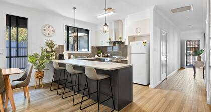 Largs Tides—Modern Stay Between Beach & Dining