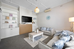TV, books - Hamptons Bungalow - Walk to Semaphore South Beach (Semaphore South)