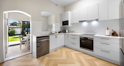 Hamptons Bungalow @ Semaphore - 3BR, Parking, BBQ