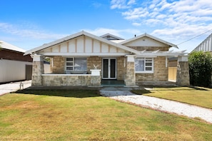 Exterior - Hamptons Bungalow - Walk to Semaphore South Beach (Semaphore South)