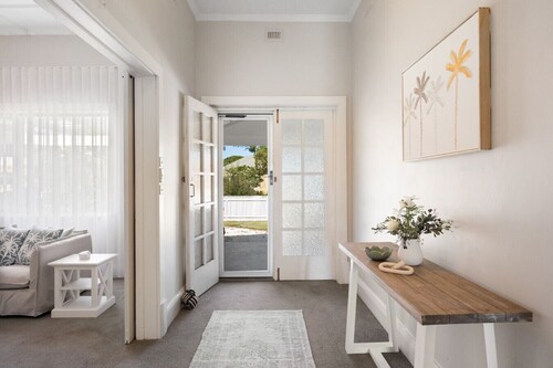 Hamptons Bungalow @ Semaphore - 3BR, Parking, BBQ