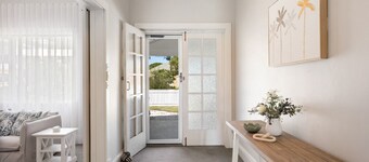 Hamptons Bungalow @ Semaphore - 3BR, Parking, BBQ