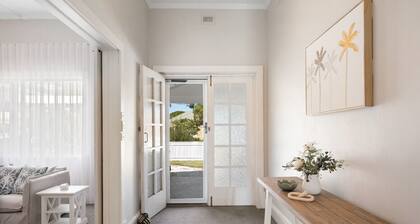 Hamptons Bungalow @ Semaphore - 3BR, Parking, BBQ