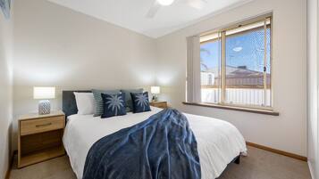 3 bedrooms, iron/ironing board, bed sheets