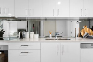 Refrigerador, microondas, horno, placa de cocina