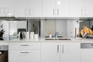 Refrigerador, microondas, horno, placa de cocina