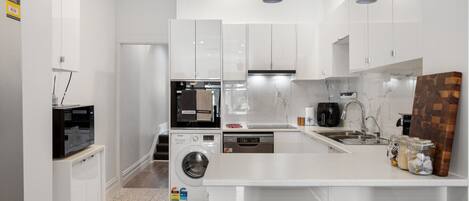 Refrigerador, microondas, horno, placa de cocina