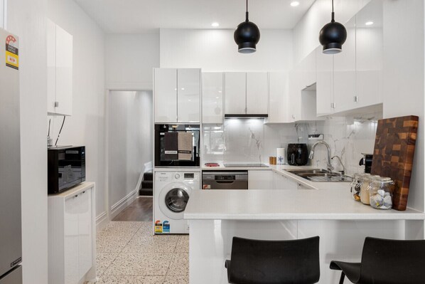 冷蔵庫、電子レンジ、オーブン、コンロ