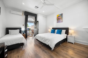 2 bedrooms, desk, iron/ironing board, WiFi - Lume Outlook—A Well-connected Balcony Stay (Hyde Park)