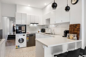 冷蔵庫、電子レンジ、オーブン、コンロ