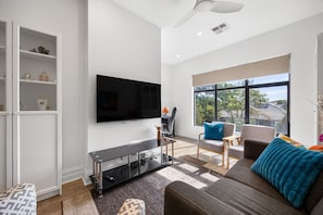 TV - Lume Outlook—A Well-connected Balcony Stay (Hyde Park)