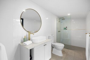 Secador de pelo y toallas