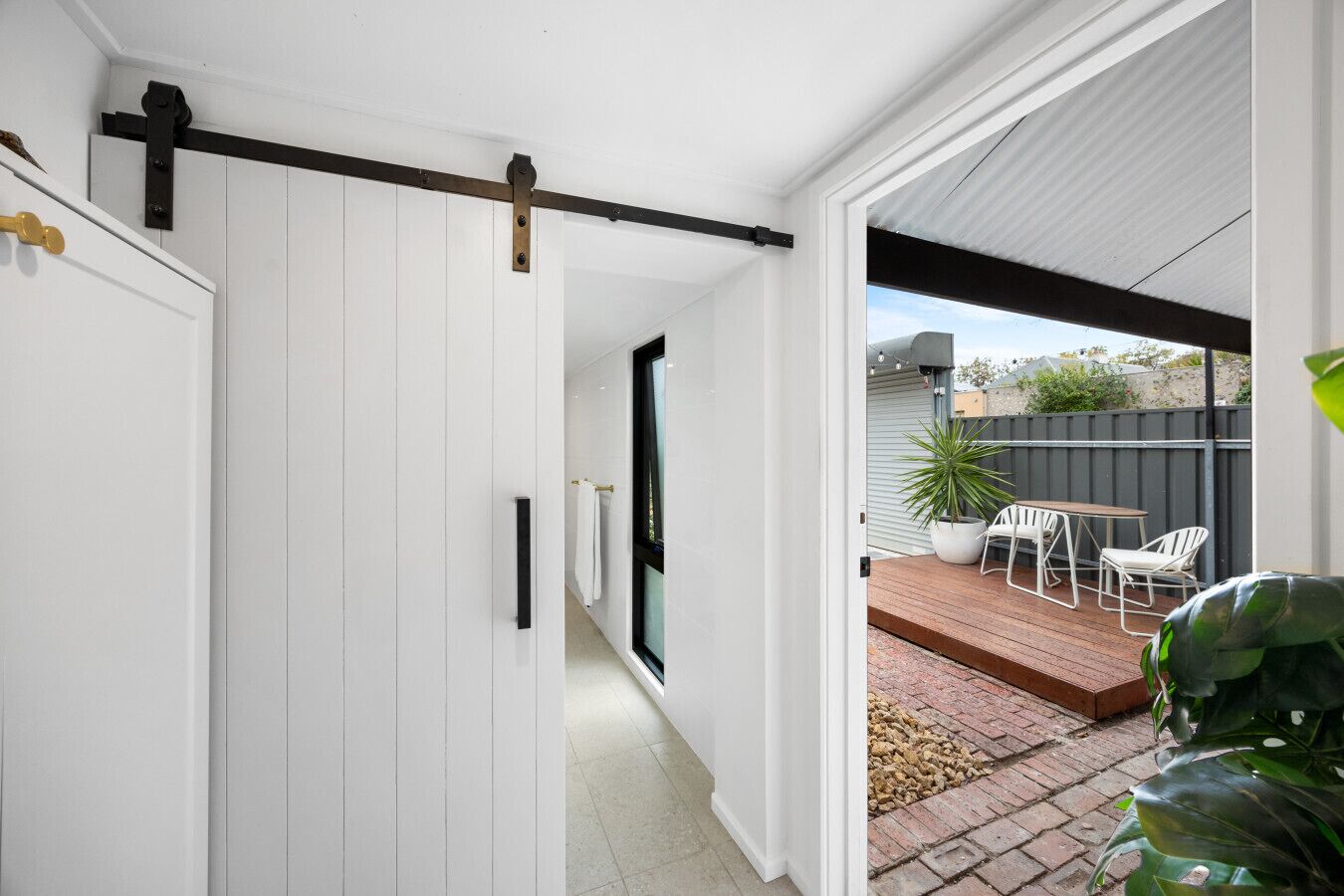 Un intérieur moderne avec une porte coulissante donnant sur un patio extérieur.