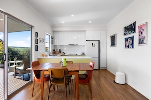 Fridge, microwave, oven, stovetop - Casa Feliz (Cottage) (Maslin Beach)