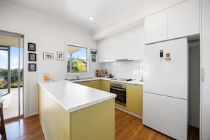 Refrigerador, microondas, horno y parrilla de estufa