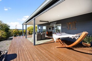 Outdoor dining - Casa Feliz (Cottage) (Maslin Beach)