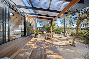 Outdoor dining - Casa Feliz - Tiny Home (Maslin Beach)