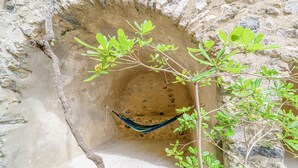 A stone cave with a hammock inside. - La chambre des Remparts Romantique (Rochemaure)