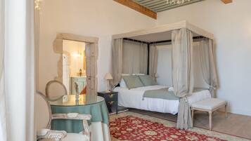 Romantic Double or Twin Room, Ensuite, Valley View (4 étoiles) | Iron/ironing board, free WiFi