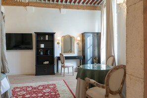 Romantic Double or Twin Room, Ensuite, Valley View (4 étoiles) | Room amenity - La chambre des Remparts Romantique (Rochemaure)