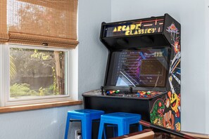 Games room - 6BR Htd Pool, Tiki Hut, Mini golf, 8 min to Beach (Bradenton)