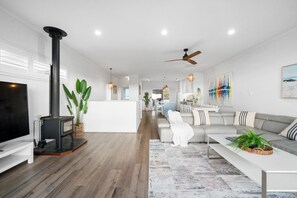 Fernseher, Kamin, Bücher