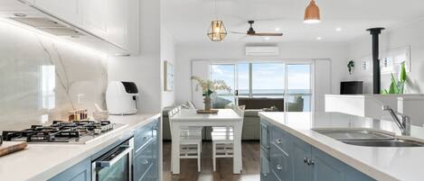 ثلاجة، ميكروويف، فرن، موقد طهي مسطح